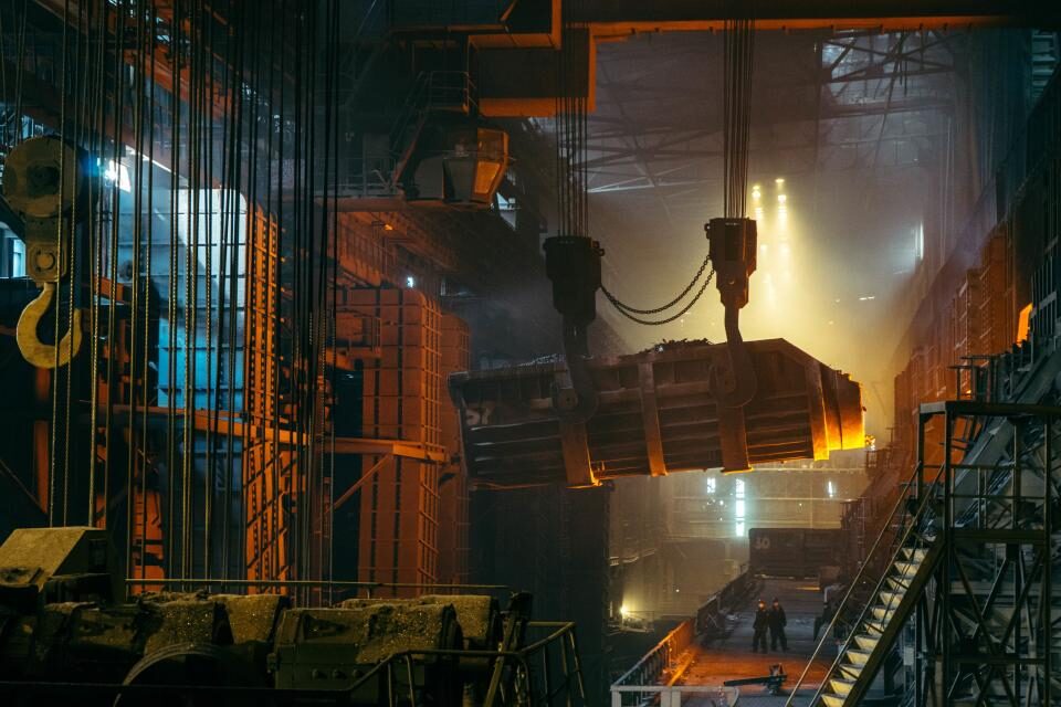 Profilés d'acier empilés en atelier