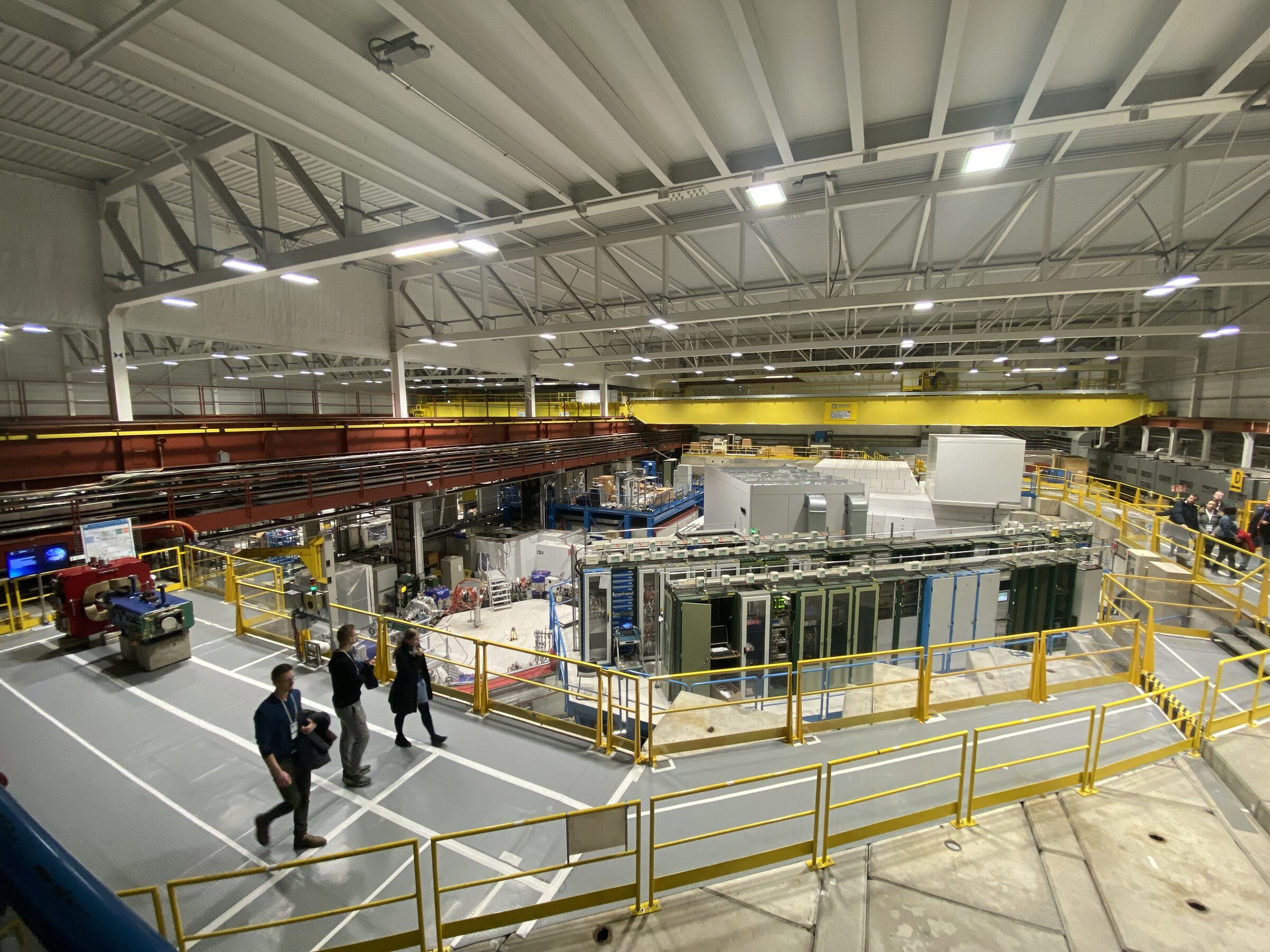 Halle de production, allée centrale et postes de part et d'autre